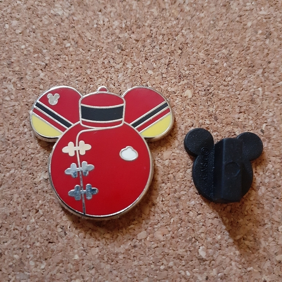 Disney | Cast Member Uniform Pin - Picture 1 of 2